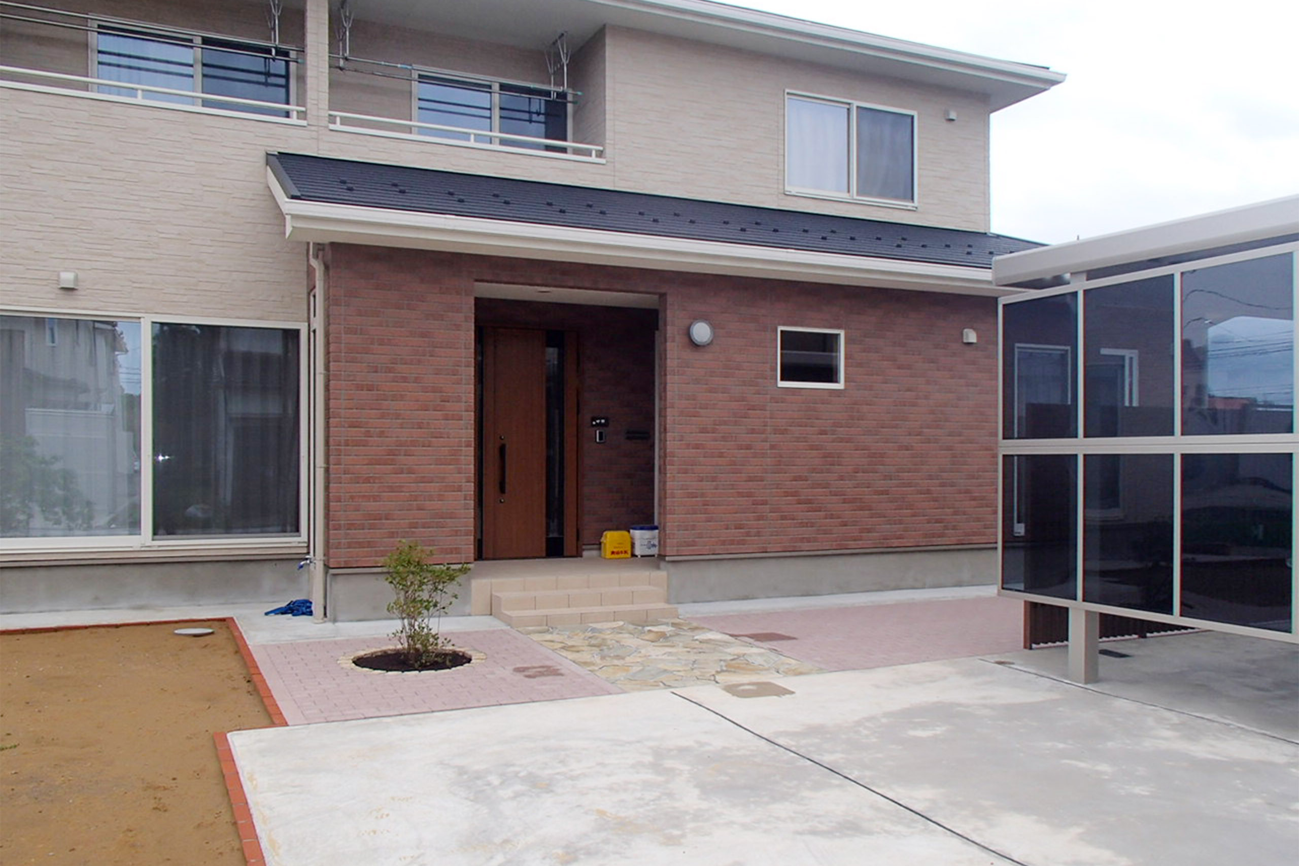 鉄平石 ブロックのアプローチ 有 兼六造園 石川県金沢市の造園業 庭造り 作庭 植木屋 樹木医 樹木治療 外構工事 ガーデニング