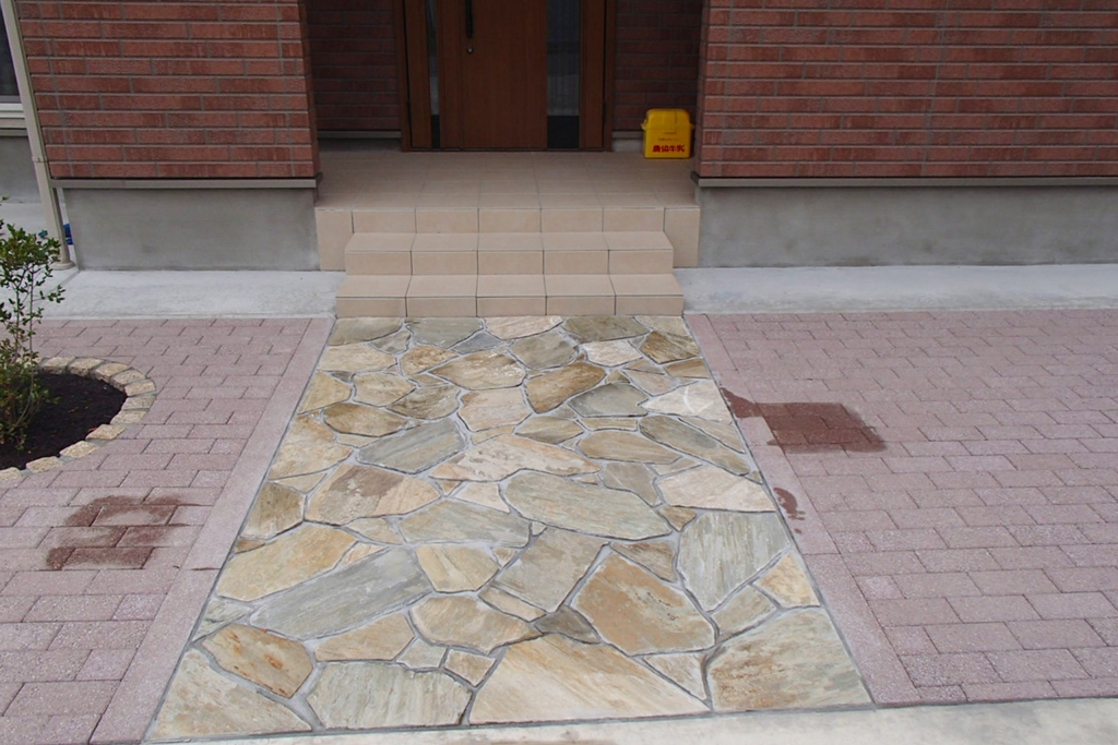 鉄平石 ブロックのアプローチ 有 兼六造園 石川県金沢市の造園業 庭造り 作庭 植木屋 樹木医 樹木治療 外構工事 ガーデニング